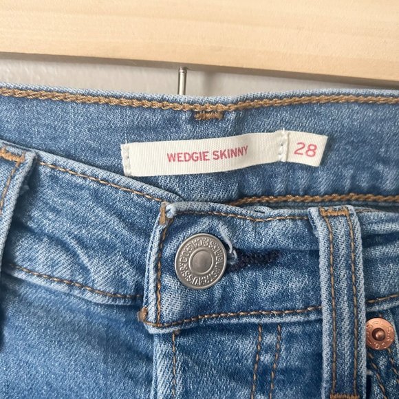 Levi's Wedgie Skinny Distressed Jeans with Button Fly - Picture 5 of 7